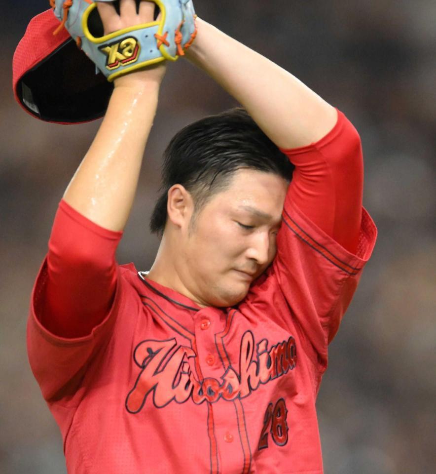 　３回、秋広にソロを浴び、悔しそうに汗を拭う床田（撮影・伊藤笙子）