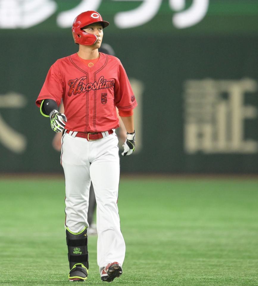 　６回、左飛に倒れた西川。直後に交代した＝１１日