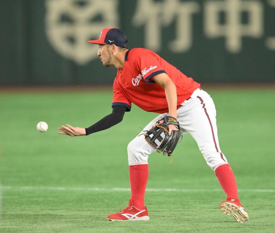 　スローイングはせずに守備練習を行う菊池（撮影・伊藤笙子）