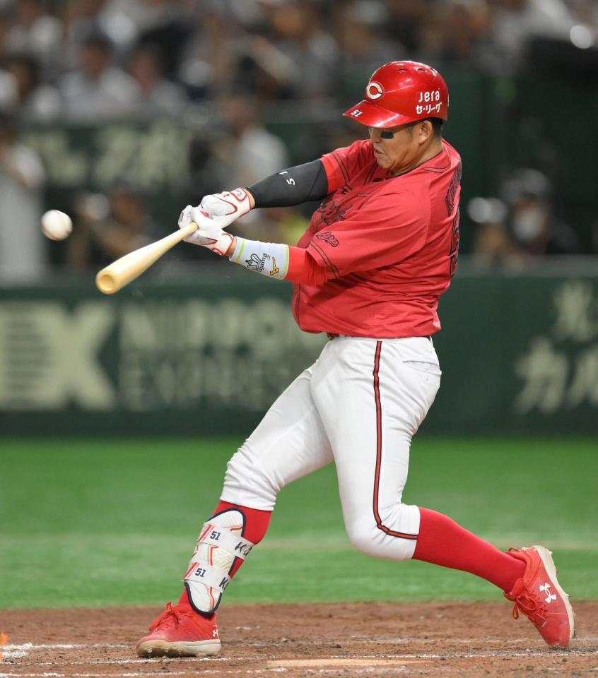 　５回、右中間へ先制２ランを放つ小園（撮影・伊藤笙子）