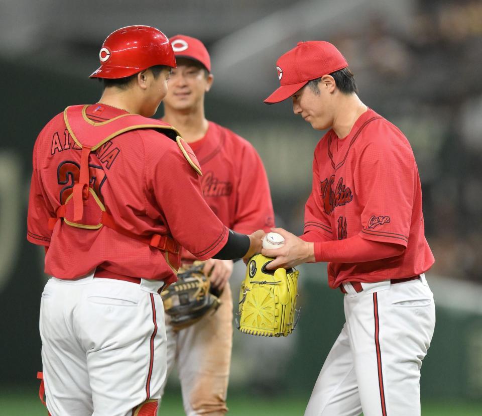 　今季初完封勝利をあげ、会沢（左）と握手を交わす森下（撮影・伊藤笙子）