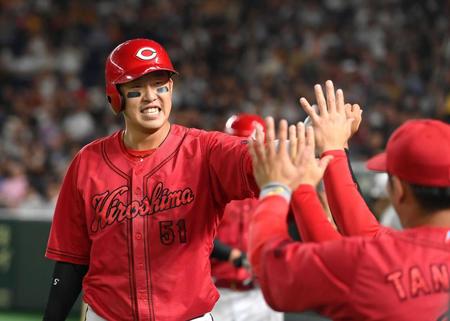 　５回、右中間へ先制２ランを放ち、ナインに迎えられる小園（撮影・伊藤笙子）