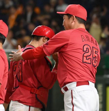 　延長戦を制し、坂倉（左）をねぎらう新井監督（撮影・伊藤笙子）