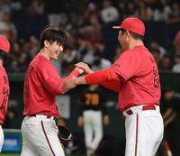 　今季初完封勝利を挙げ、新井監督（右）にねぎらわれる森下（撮影・伊藤笙子）