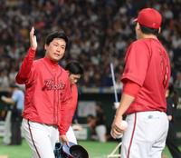 　７回、三者凡退に抑え、九里（右）に出迎えられる栗林（撮影・伊藤笙子）