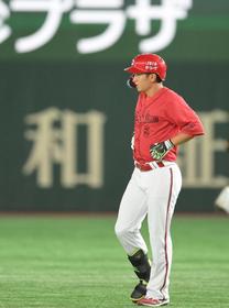 カープ西川龍馬「右脇腹肉離れ」で抹消　新井監督「比較的、早く戻って来られるかな」
