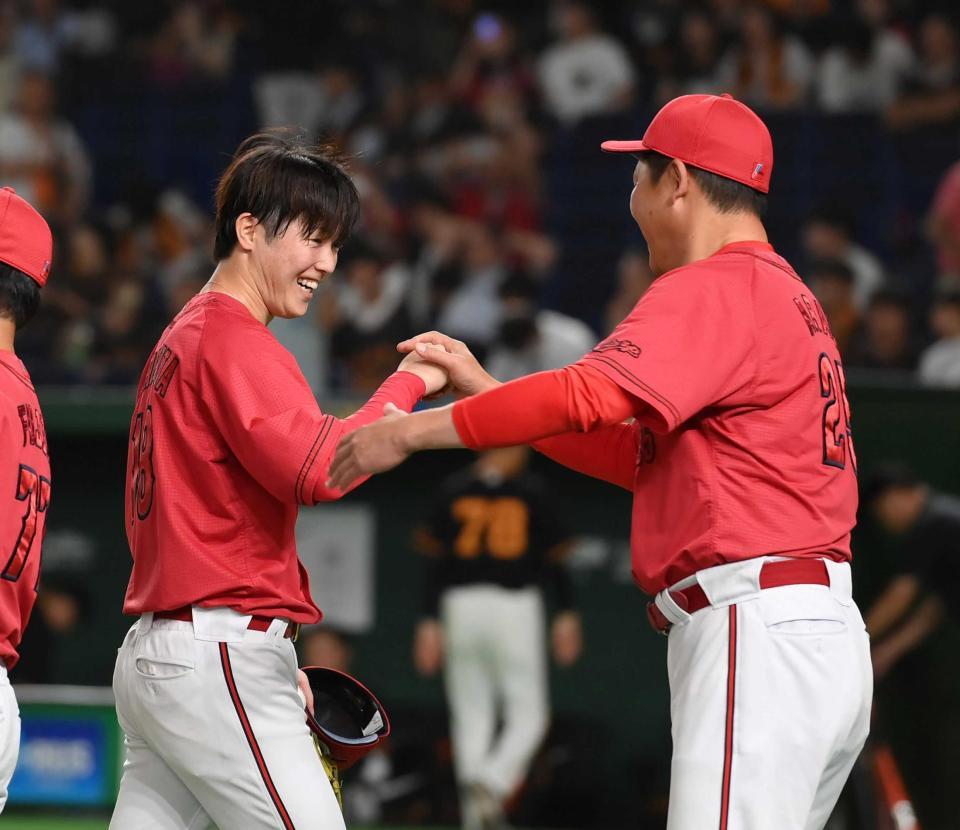 　今季初完封勝利を挙げ、新井監督（右）にねぎらわれる森下（撮影・伊藤笙子）
