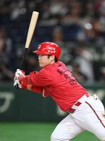 　延長１１回、中前へ勝ち越し２点適時打を放つ坂倉（撮影・伊藤笙子）