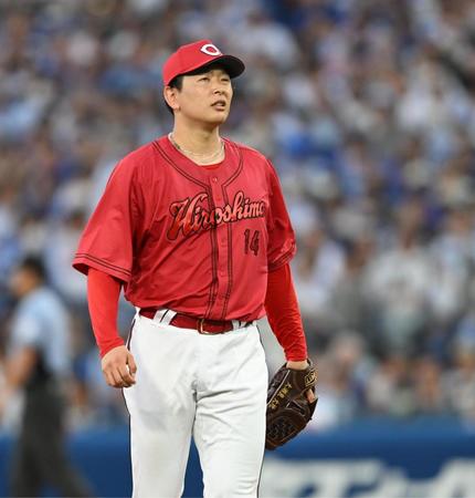 　６回、先制され悔しそうにベンチに戻る大瀬良（撮影・金田祐二）