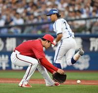 　６回、今永のスクイズを処理する大瀬良（撮影・金田祐二）