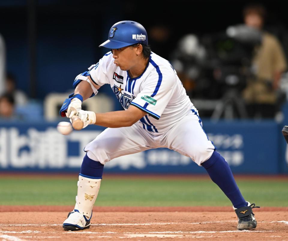 　６回、先制のスクイズを決める今永（撮影・金田祐二）