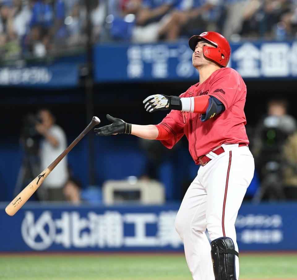 　９回、勝ち越しの左犠飛を放つ代打・会沢（撮影・金田祐二）