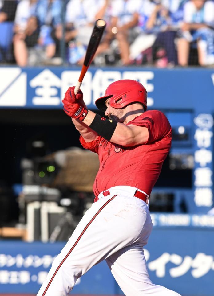 　２回、右中間に先制２ランを放つデビッドソン（撮影・金田祐二）