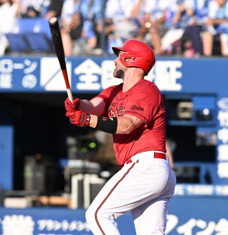　２回、右中間に先制２ランを放つデビッドソン（撮影・金田祐二）