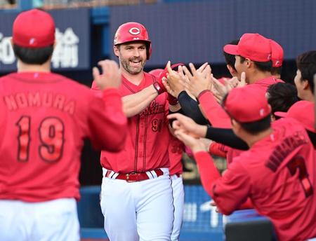 　２回、先制２ランを放ち笑顔で生還するデビッドソン（撮影・金田祐二）