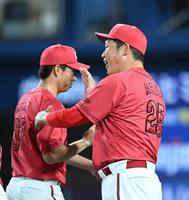 　笑顔でナインを迎える新井監督（撮影・金田祐二）