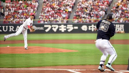 　１回、杉本への初球を背中越しに投げる九里（撮影・田中太一）