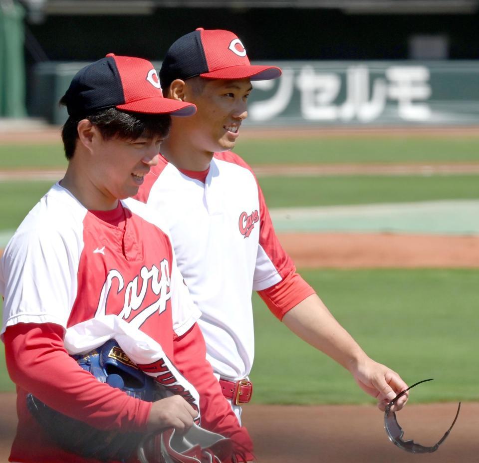 　１軍に合流し、野村（左）と一緒にグラウンドへ姿を見せた中村奨（撮影・田中太一）