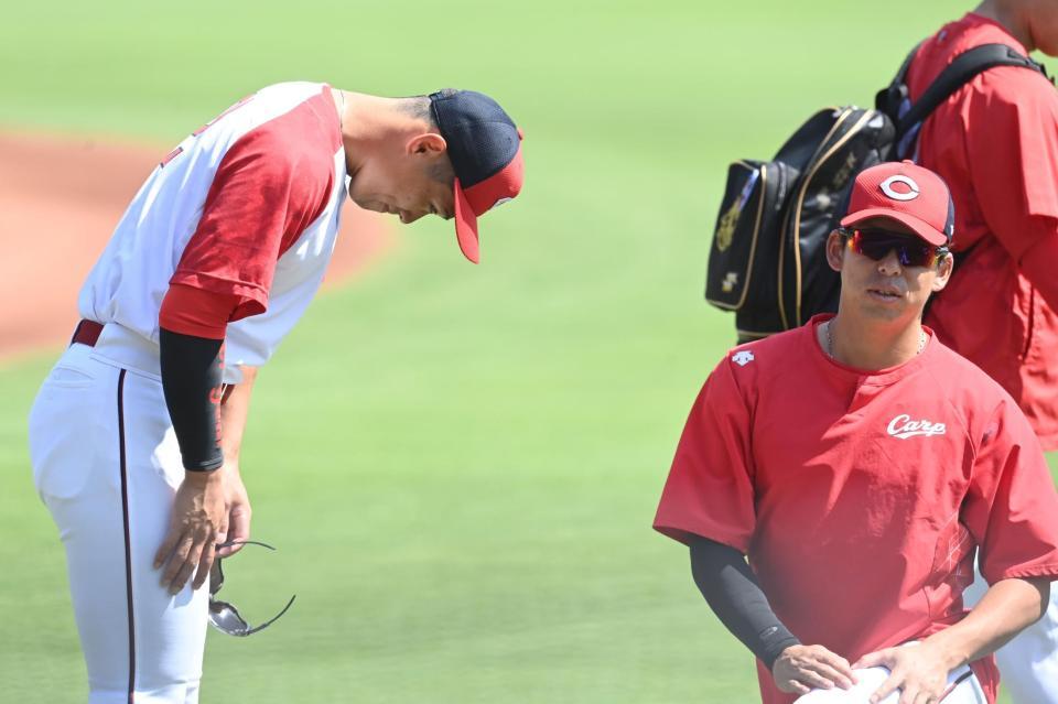 　１軍に合流した中村奨は野間に深々と頭を下げてあいさつする（撮影・田中太一）