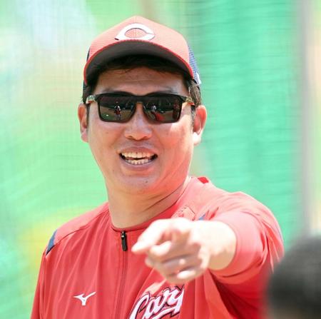 　練習する選手に声をかける新井監督