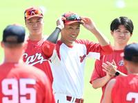 　１軍に合流しナインの前であいさつする中村奨（撮影・田中太一）