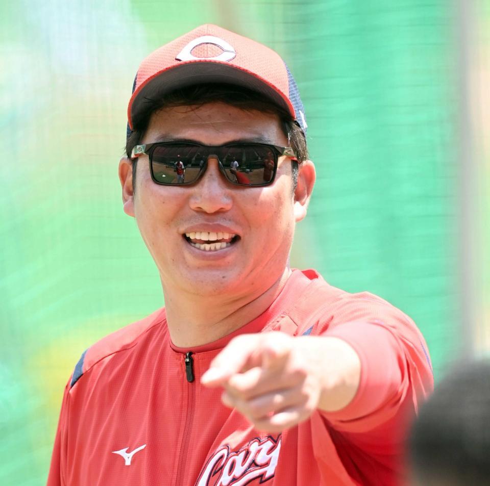 　練習する選手に声をかける新井監督