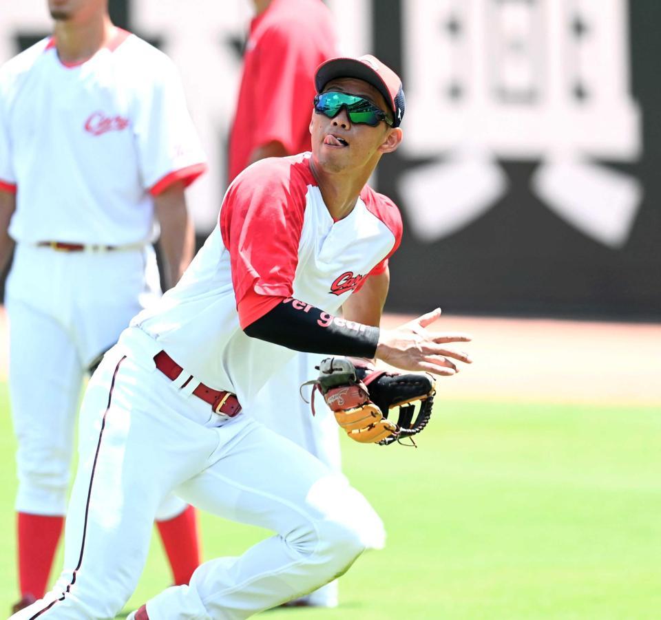 　外野一本で勝負！ノックでボールを追う中村奨（撮影・田中太一）