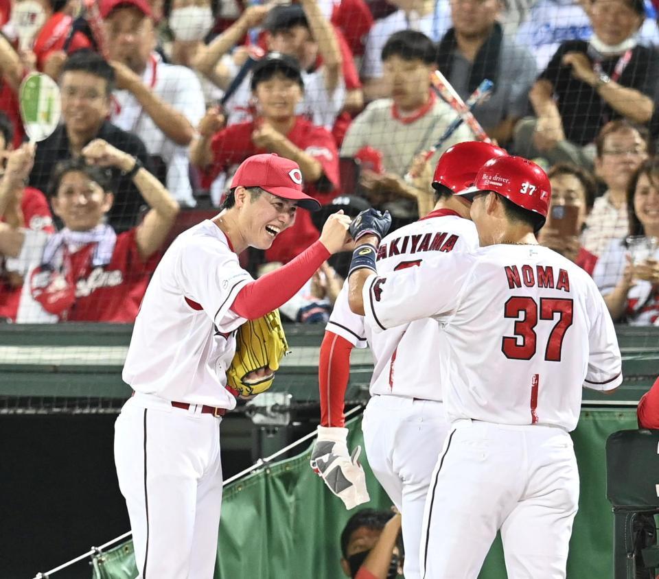 　７回、勝ち越し適時打を放った野間（右）を笑顔で迎える森下（撮影・田中太一）