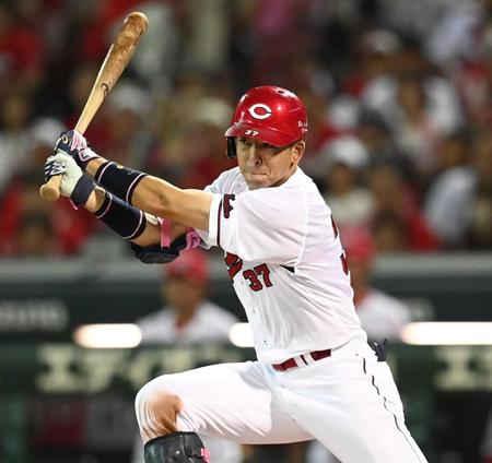 　７回、勝ち越し適時打を放つ野間（撮影・田中太一）