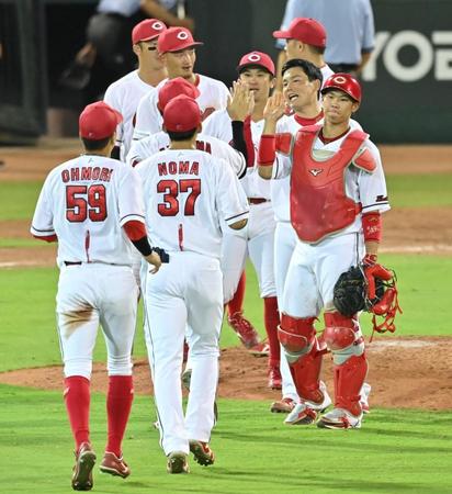 　中日に勝利しタッチを交わす広島ナイン