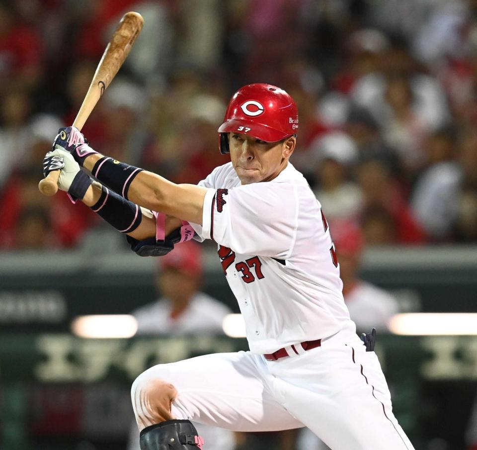 　７回、勝ち越し適時打を放つ野間（撮影・田中太一）