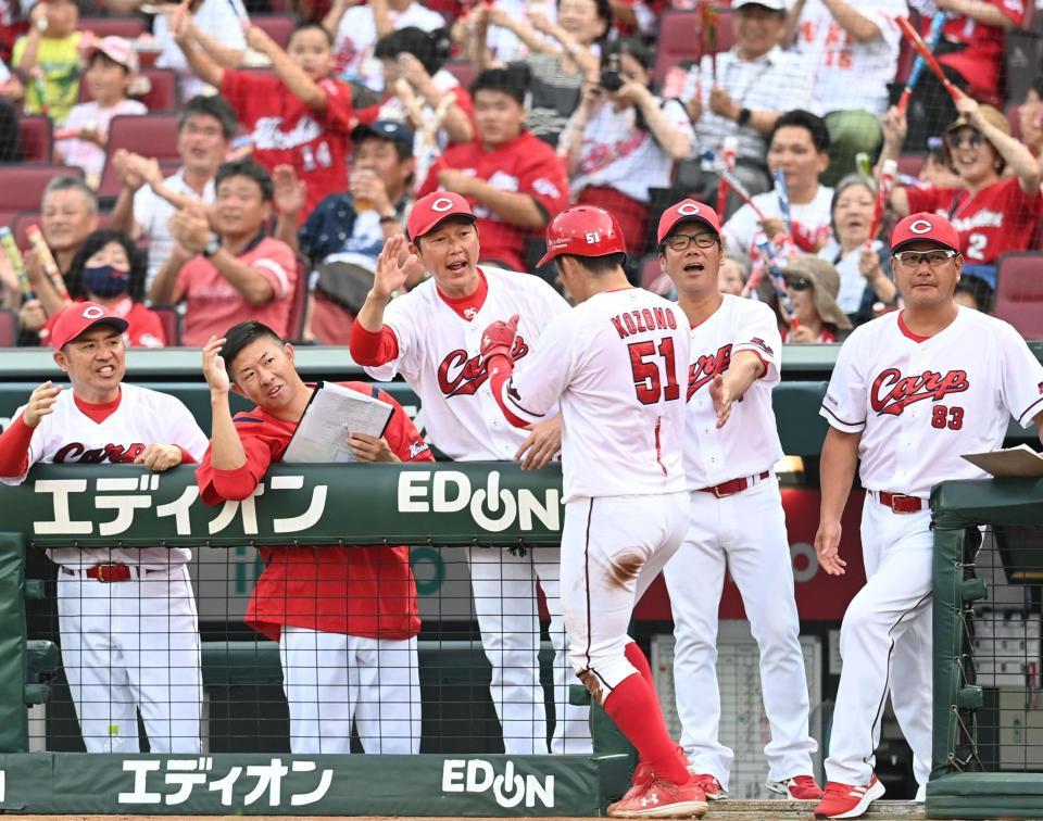 　１回、秋山の先制打で生還した小園を迎える新井監督（撮影・田中太一）