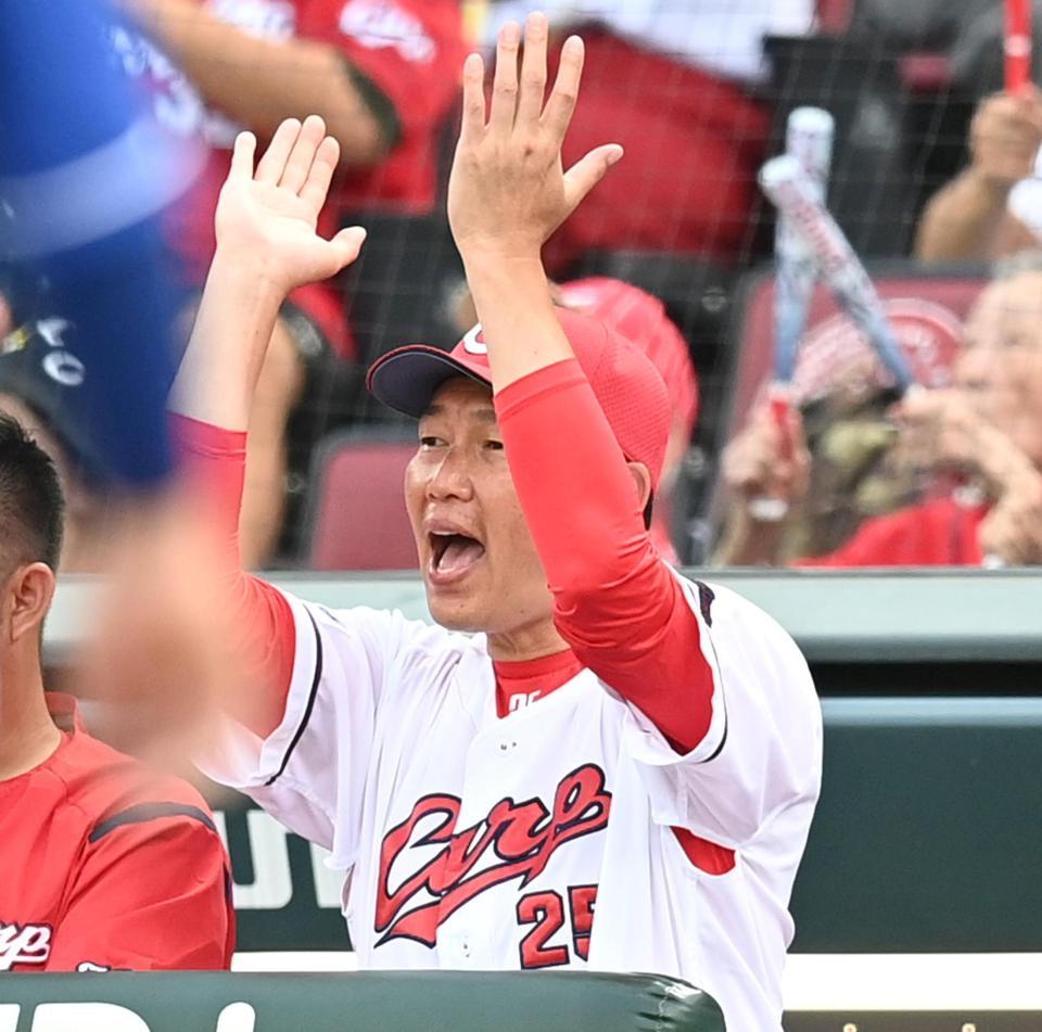 　１回、秋山の先制適時打にベンチで歓喜する新井監督（撮影・田中太一）