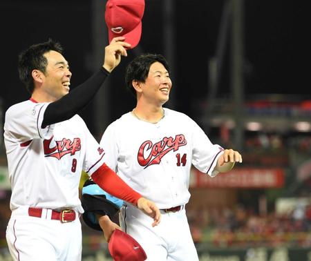 　４勝目を挙げ、スタンドの声援に笑顔で応える大瀬良（右）と秋山（撮影・田中太一