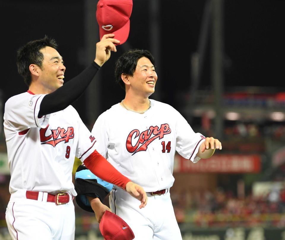 　４勝目を挙げ、スタンドの声援に笑顔で応える大瀬良（右）と秋山（撮影・田中太一