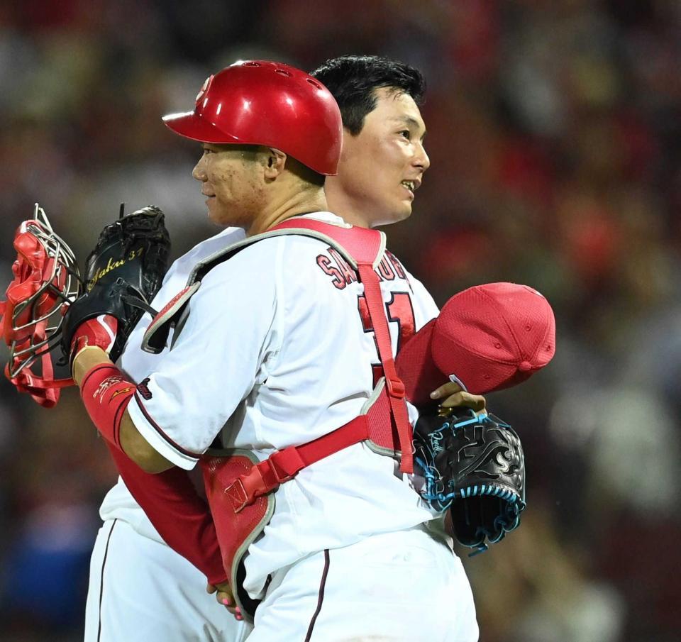 　９回を無失点に抑え、坂倉と抱き合う栗林（撮影・田中太一）