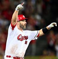 　７回、勝ち越し二塁打を放ち、ベンチへ向かって両手を挙げるデビッドソン（撮影・田中太一）