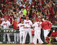 　７回、勝ち越しに成功し、生還した坂倉を迎える新井監督ら（撮影・田中太一）