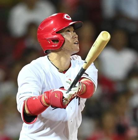 　５回、ソロを放つ坂倉（撮影・田中太一）