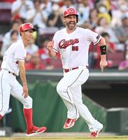 　２回、末包の適時打で本塁へ走るデビッドソン。この後守備につかずベンチへ下がった（撮影・田中太一）