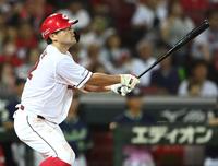 　４回、逆転３ランを放つ末包（撮影・田中太一）