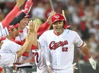 　４回、３ランを放った末包は新井監督（左）からヘルメットをたたかれて祝福される（撮影・田中太一）