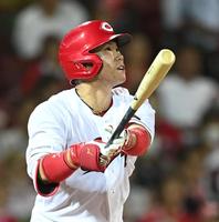 　５回、ソロを放つ坂倉（撮影・田中太一）