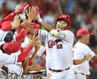 　４回、逆転３ランを放った末包はナインに迎えられ大喜び（撮影・田中太一）