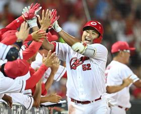 ９連勝の広島・新井監督　４打点の末包に「どんどん積極的に振っていって」デビッドソンは「左の内転筋の方」
