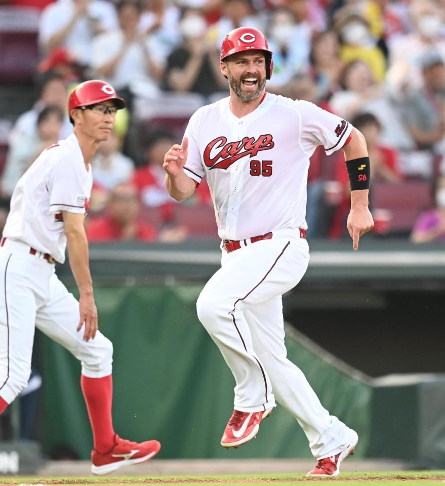 　２回、末包の適時打で本塁へ走るデビッドソン。この後守備につかずベンチへ下がった（撮影・田中太一）