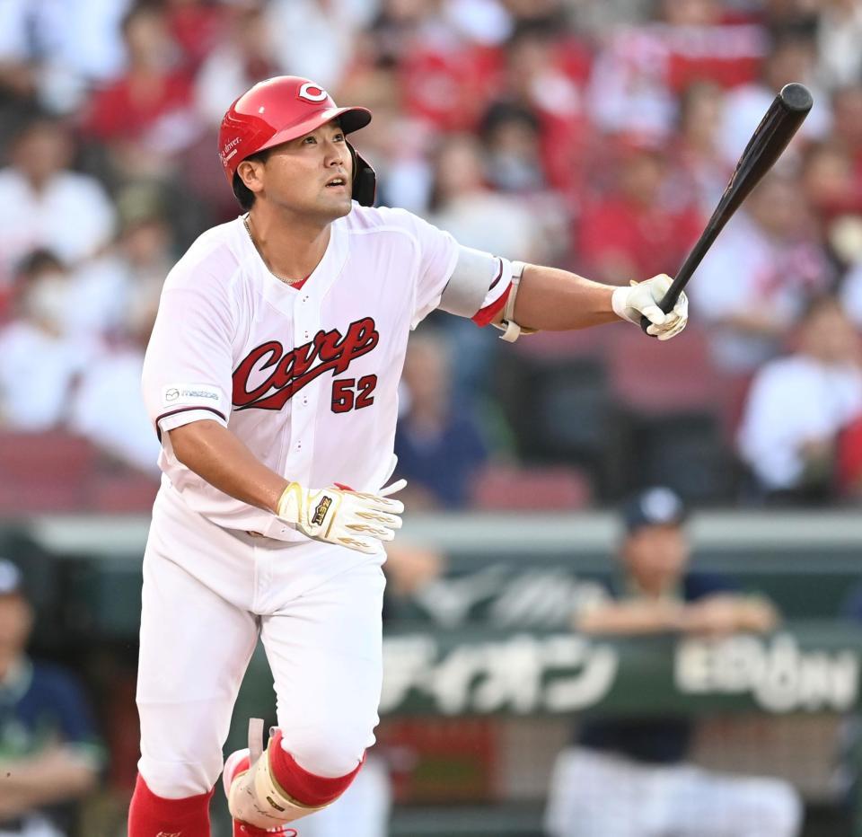 　２回、先制適時打を放つ末包（撮影・田中太一）