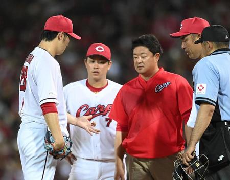 　８回、左手を気にする床田（撮影・田中太一）