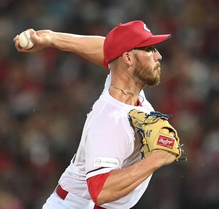 　８回、緊急登板したターリーは後続を断つ（撮影・田中太一）