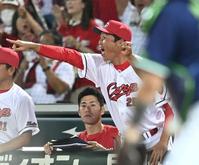 　７回、会沢が勝ち越し適時打を放ち、ベンチで歓喜する新井監督（撮影・田中太一）